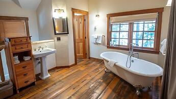 Snow Creek Cabins by Fernie Lodging Co.