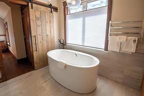 Snow Creek Cabins by Fernie Lodging Co.