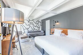 Totem, Friendly Hotel
