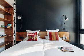 Totem, Friendly Hotel