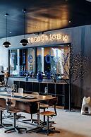Totem, Friendly Hotel