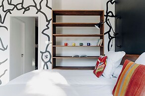 Totem, Friendly Hotel