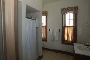 Oak Valley Inn & Suites