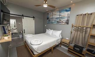 Sandbar Beachfront Hotel & Hostel
