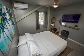 Sandbar Beachfront Hotel & Hostel