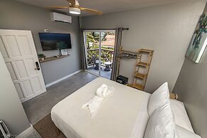 Sandbar Beachfront Hotel & Hostel