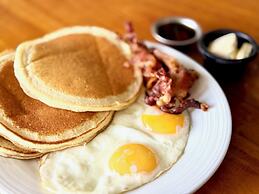 Sandbar Beachfront Hostel & Restaurant