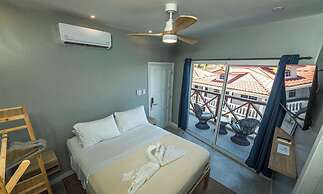 Sandbar Beachfront Hotel & Hostel