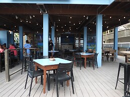 Sandbar Beachfront Hostel & Restaurant