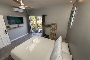 Sandbar Beachfront Hotel & Hostel
