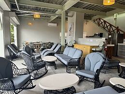 Sandbar Beachfront Hotel & Hostel