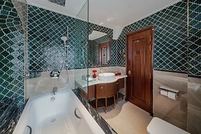 Peridot Gallery Classic Hotel