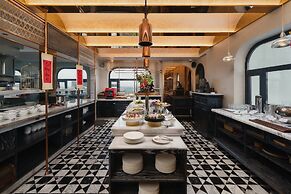 Peridot Gallery Classic Hotel