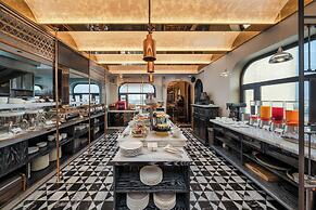 Peridot Gallery Classic Hotel