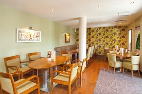 Premier Inn London Gatwick Manor Royal