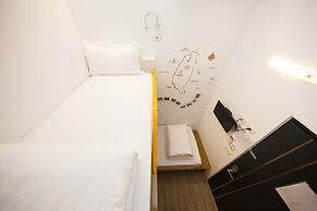 SleepBox Hotel - Ximen