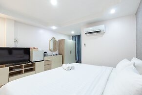 Bed by Tha-Pra Hotel and Apartment