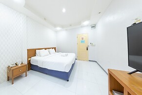 Bed by Tha-Pra Hotel and Apartment