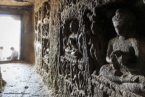 Hotel J P International