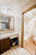 Hessenland Inn & Schatz Winery