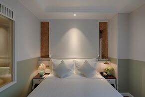 Au Lac Charner Hotel