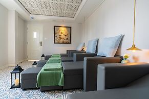 Au Lac Charner Hotel