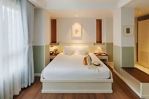 Au Lac Charner Hotel