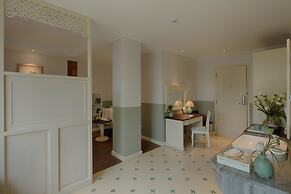 Au Lac Charner Hotel