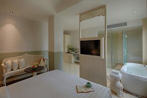 Au Lac Charner Hotel