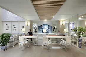 Au Lac Charner Hotel