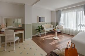 Au Lac Charner Hotel