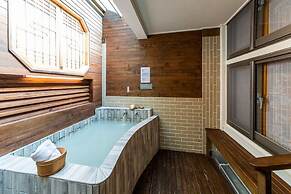 Phoenix Pavilion Hot Spring Hotel