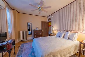 The Maid's Quarters Bed Breakfast & Tearoom