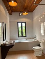 Nam Ou Riverside Hotel & Resort