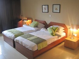Axari Hotel & Suites