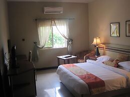 Axari Hotel & Suites