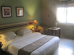 Axari Hotel & Suites