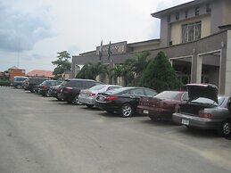 Axari Hotel & Suites