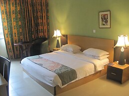 Axari Hotel & Suites