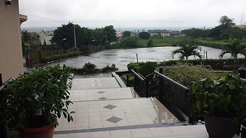 Axari Hotel & Suites