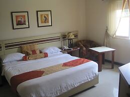Axari Hotel & Suites