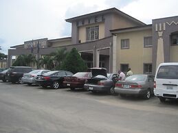 Axari Hotel & Suites