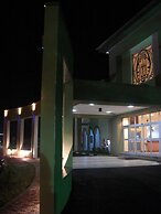 Axari Hotel & Suites