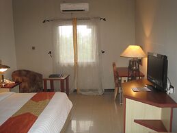 Axari Hotel & Suites
