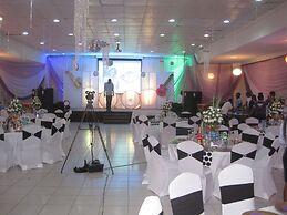 Axari Hotel & Suites
