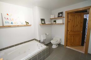 MTLVacationRentals - The City Chalet