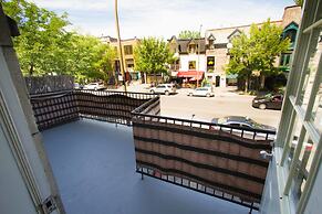 MTLVacationRentals - The City Chalet