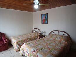 Hotel La Guaria Inn & Suites