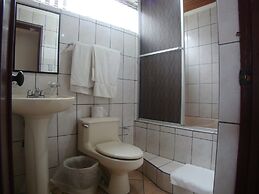 Hotel La Guaria Inn & Suites