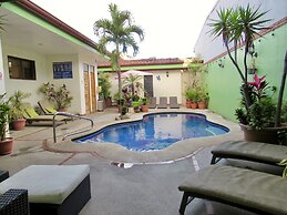 Hotel La Guaria Inn & Suites